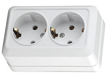 Розетка двойная наружная с/з  белый QADRO