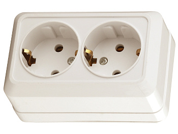 Розетка двойная наружная с/з сл.кость QADRO